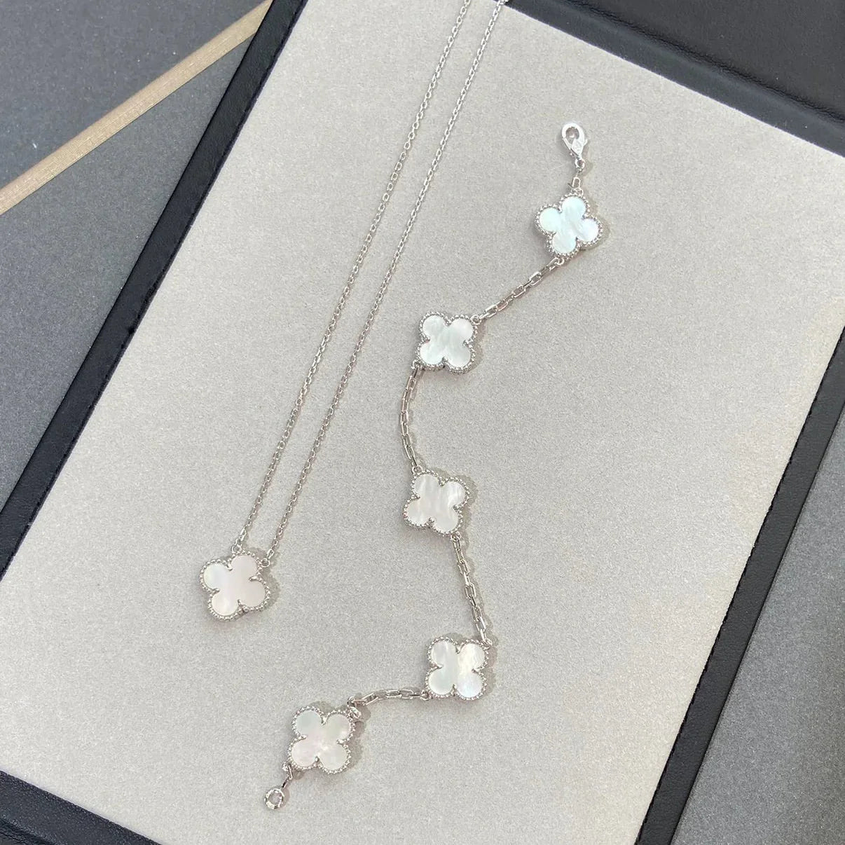 [Favorite]LUCKY CLOVER 5-MOTIF BRACELET - WHITE MOTHER-OF-PEARL COLLECTION