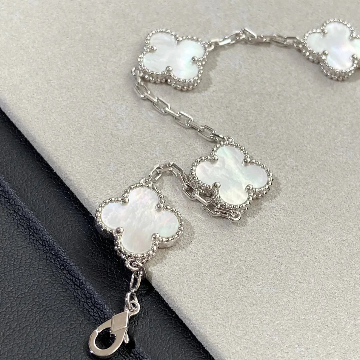 [Favorite]LUCKY CLOVER 5-MOTIF BRACELET - WHITE MOTHER-OF-PEARL COLLECTION