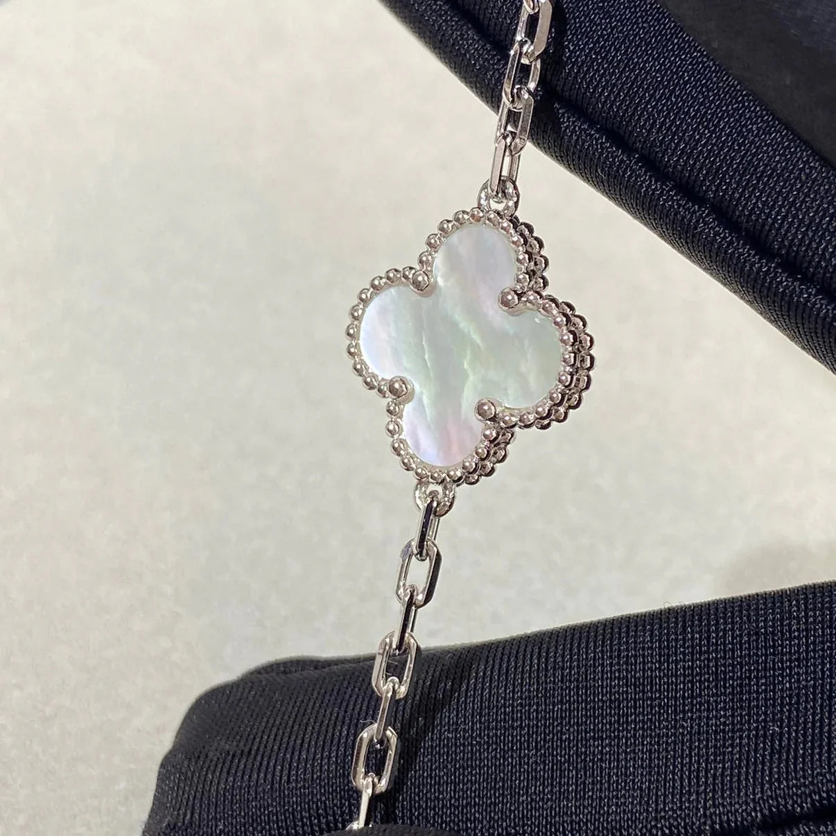 [Favorite]LUCKY CLOVER 5-MOTIF BRACELET - WHITE MOTHER-OF-PEARL COLLECTION