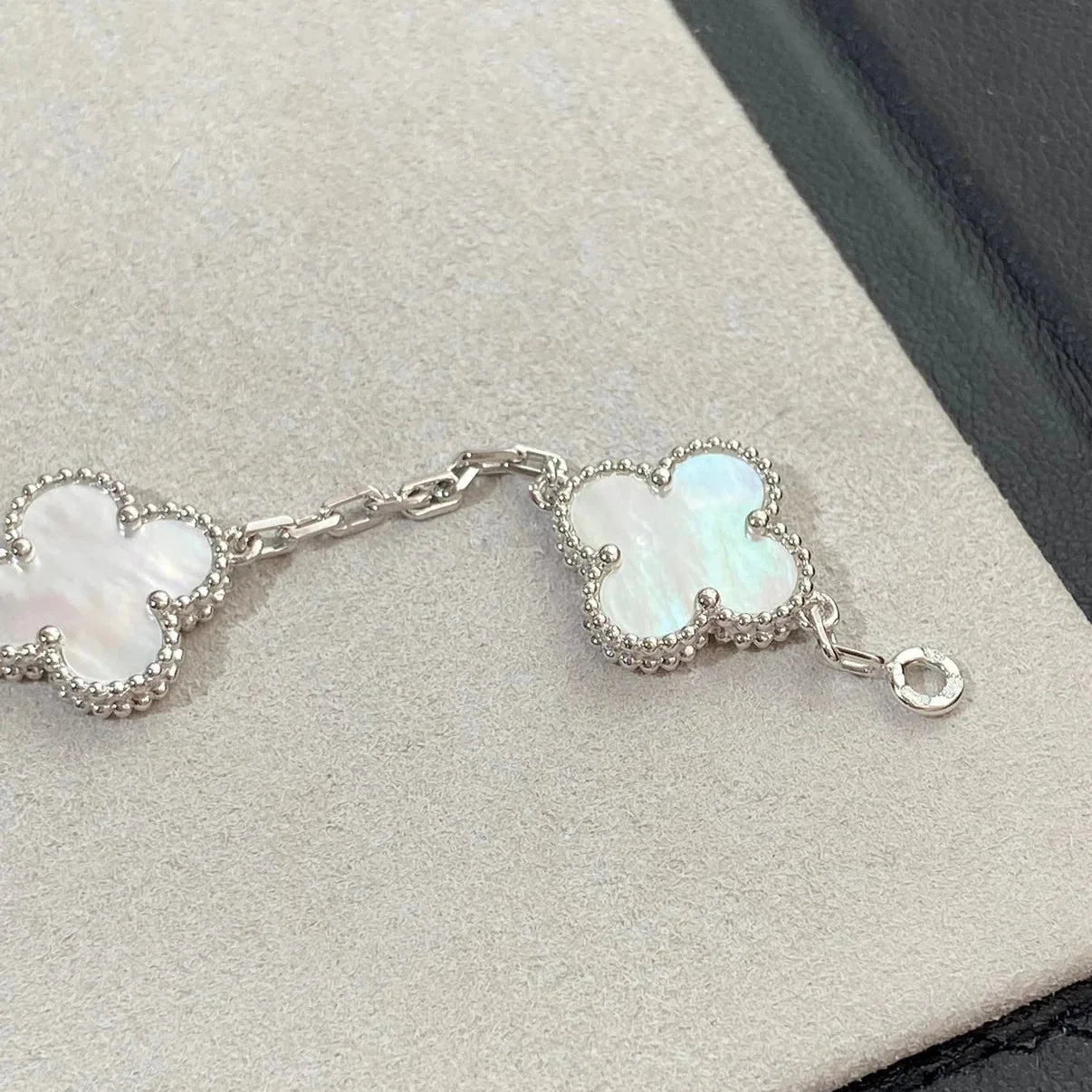 [Favorite]LUCKY CLOVER 5-MOTIF BRACELET - WHITE MOTHER-OF-PEARL COLLECTION