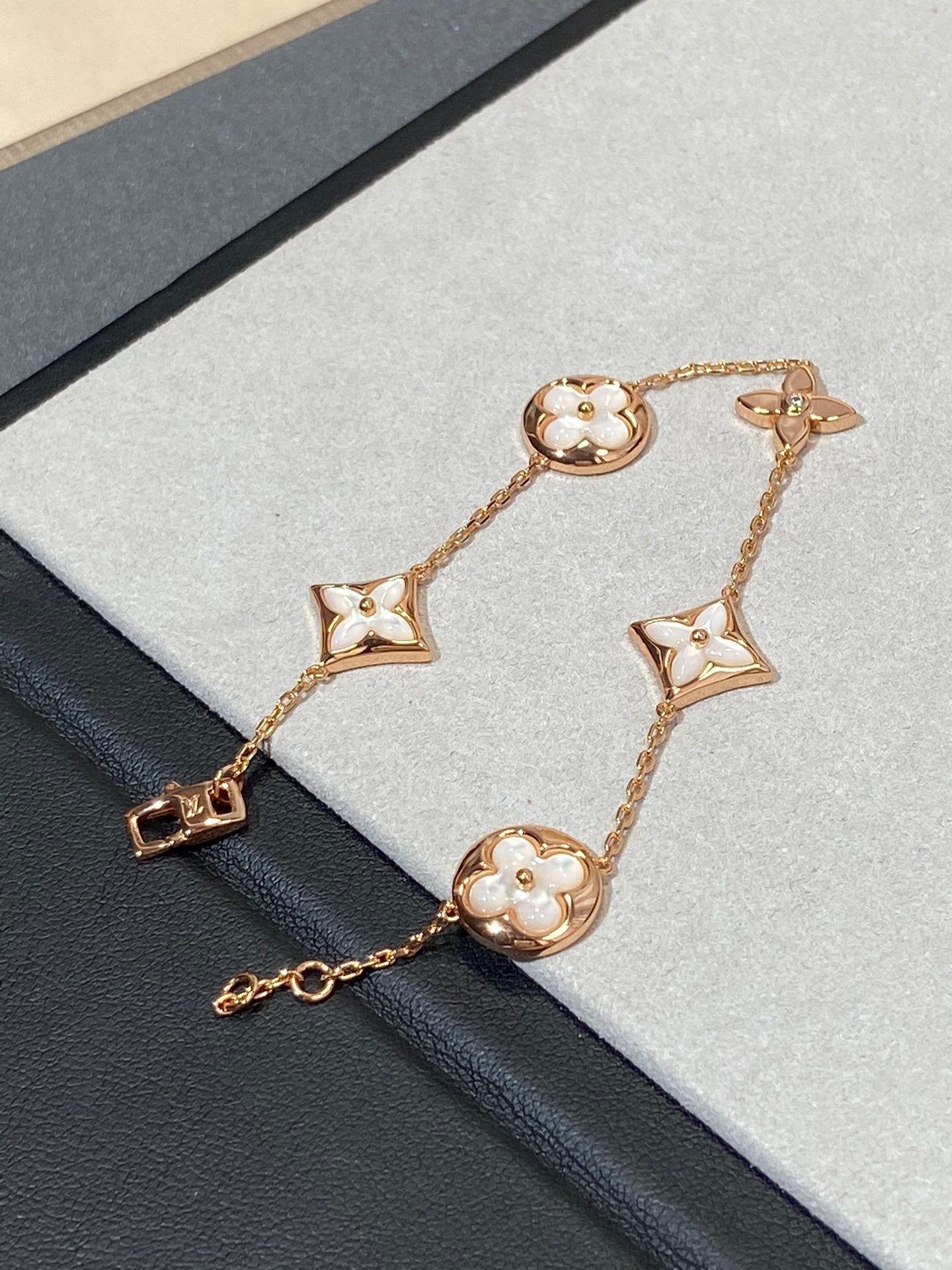 [Favorite]STAR AND SUN 5 MOTIF MOP ROSE GOLD BRACELET