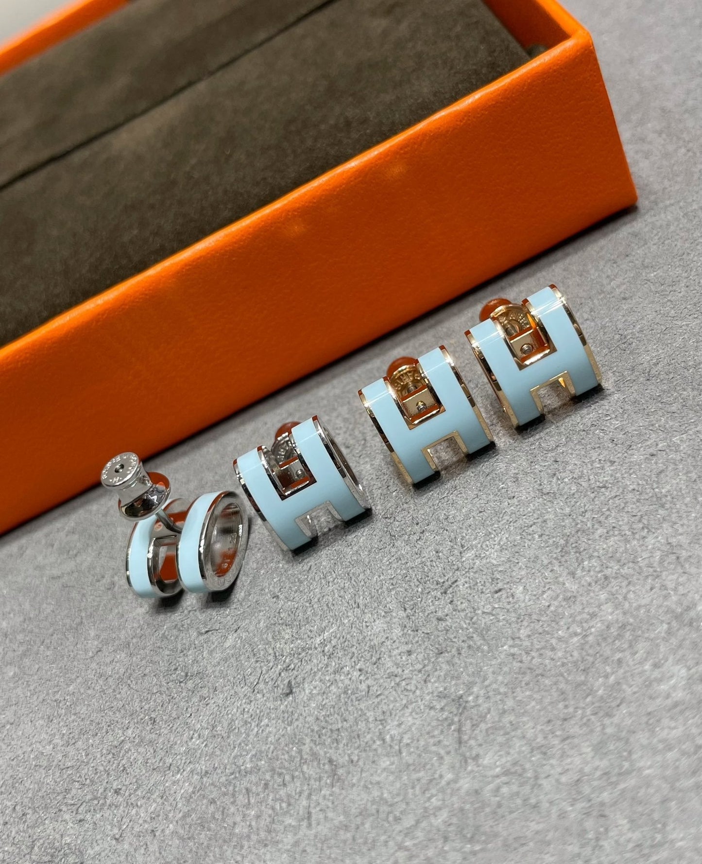 [Favorite]POP H SKY BLUE STUD EARRINGS