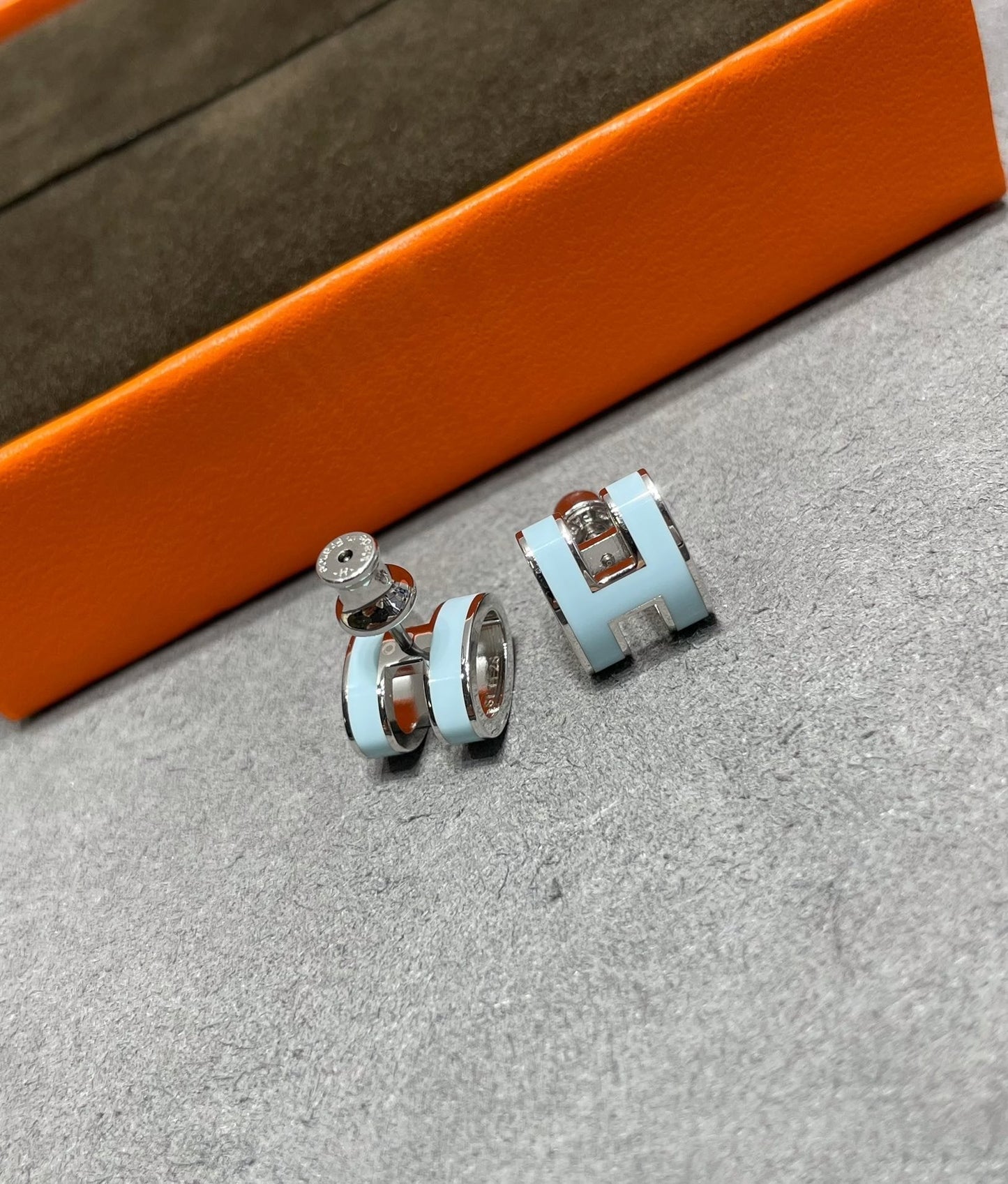 [Favorite]POP H SKY BLUE STUD EARRINGS