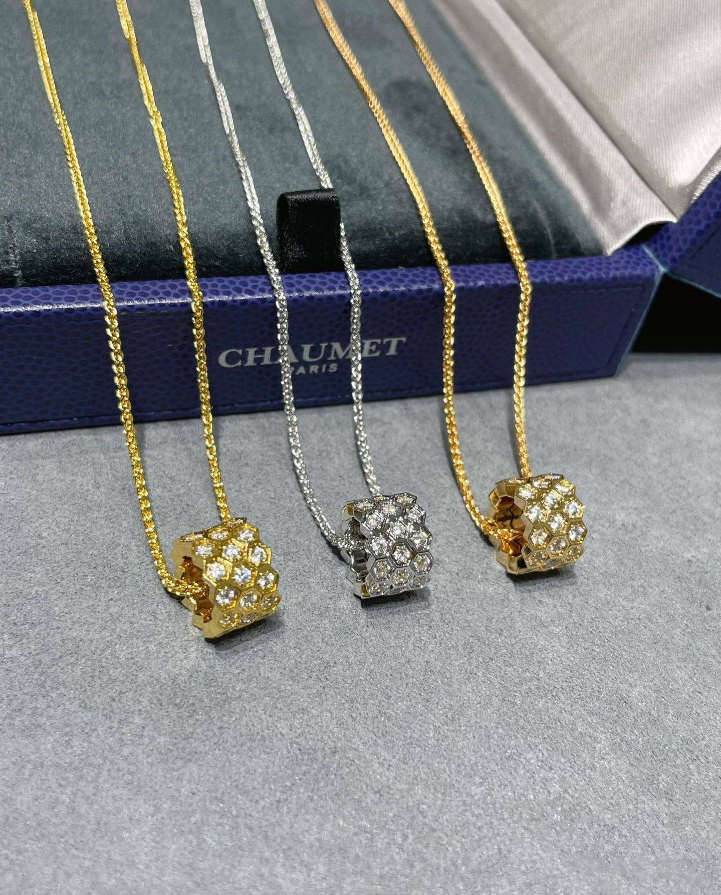 [Favorite]BEE LOVE DIAMOND PAVED 3 ROW NECKLACE
