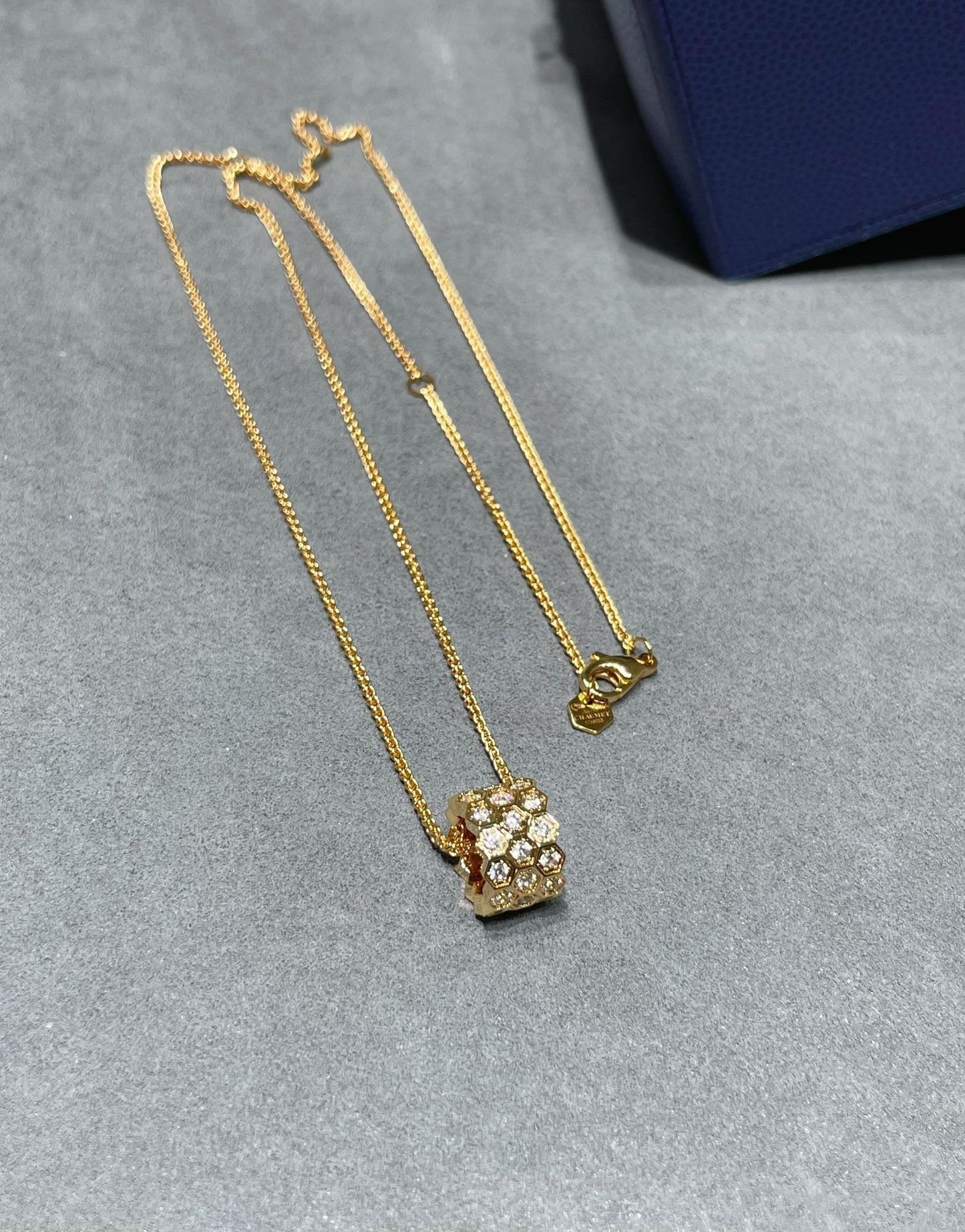 [Favorite]BEE LOVE DIAMOND PAVED 3 ROW NECKLACE