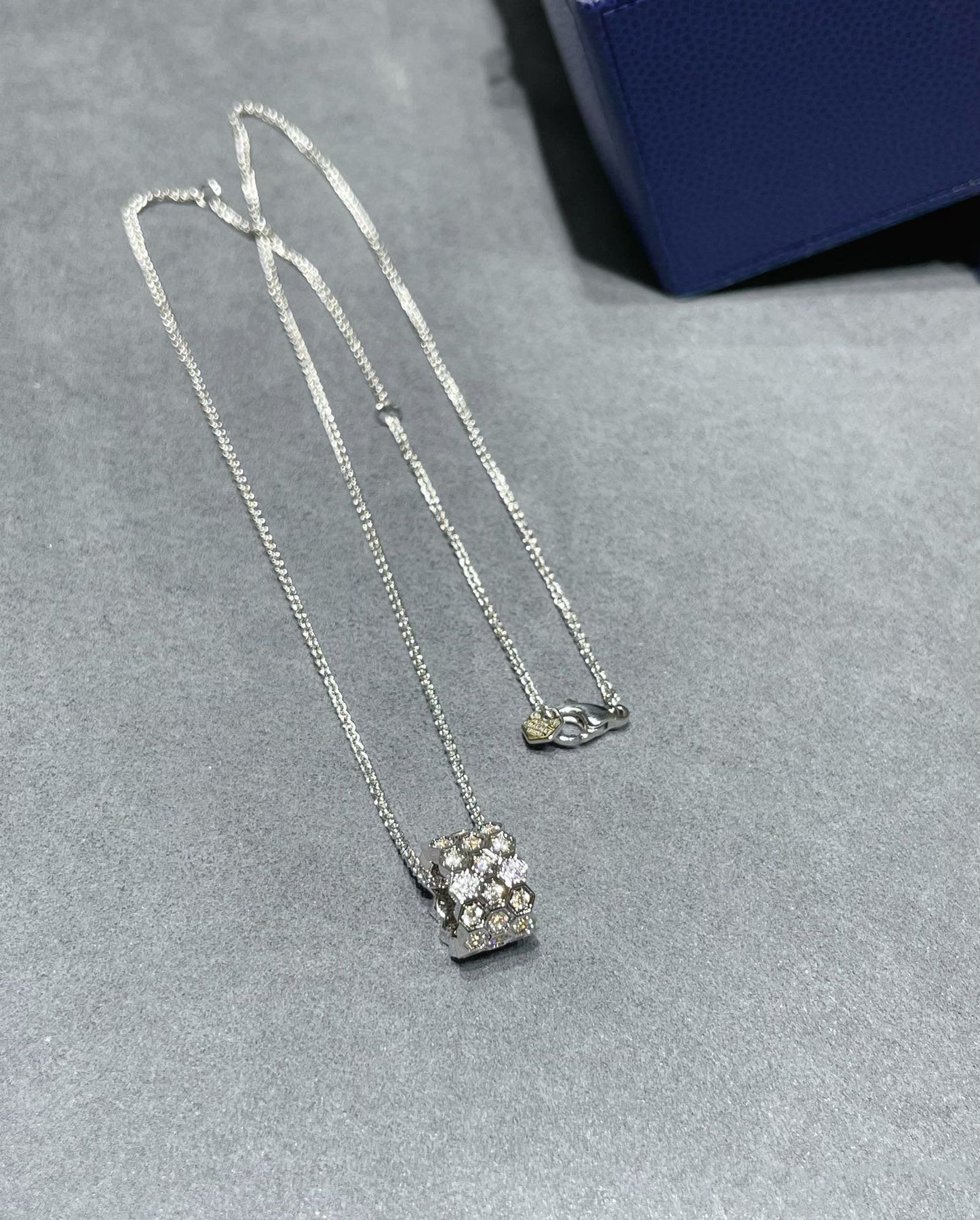 [Favorite]BEE LOVE DIAMOND PAVED 3 ROW NECKLACE