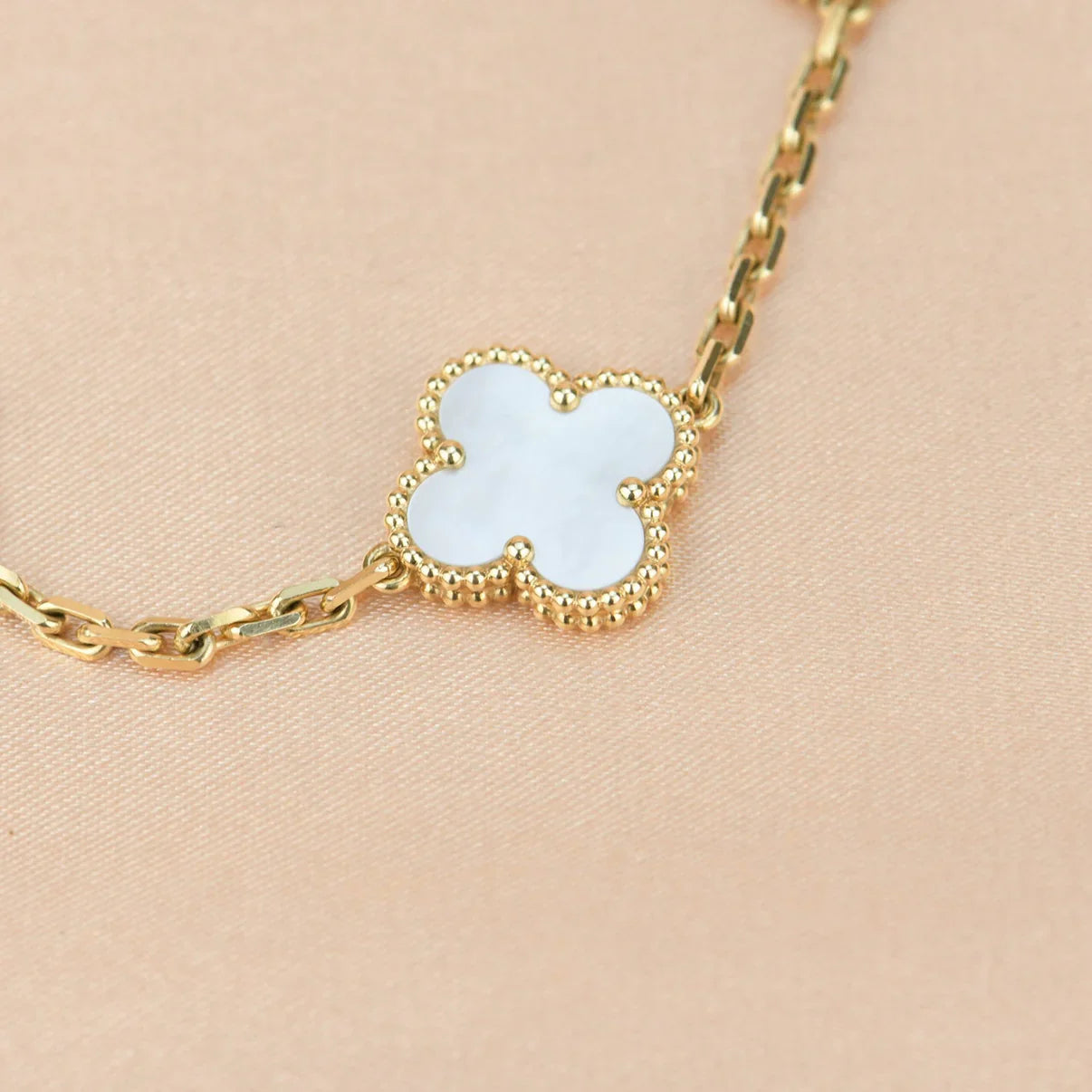 [Favorite]LUCKY CLOVER 5-MOTIF BRACELET - WHITE MOTHER-OF-PEARL COLLECTION
