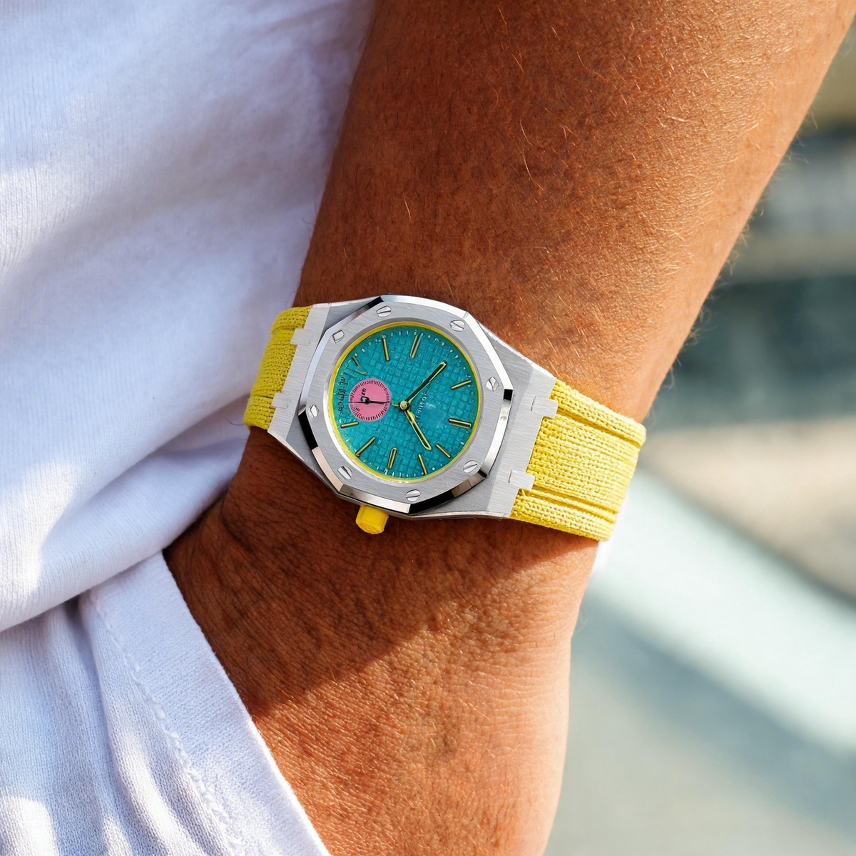 Boîtier en acier et bracelet à recouvrement intégral en fluoroélastomère