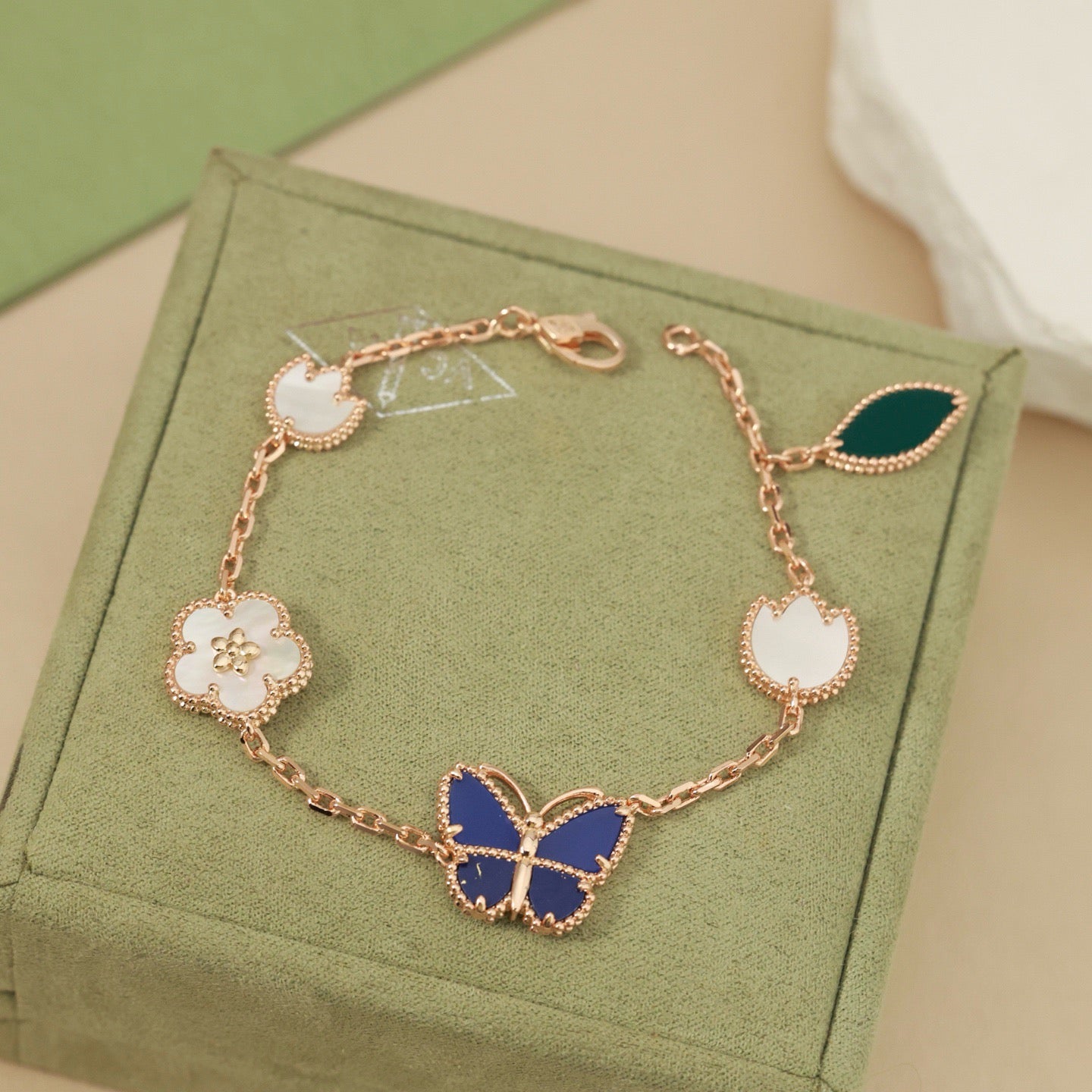 [Favorite]SPRING ENCHANTMENT BUTTERFLY & FLORAL CHARM BRACELET