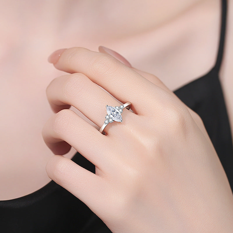 [Favorite]ELEGANT MARQUISE CUT MOISSANITE RING WITH SIDE ACCENTS