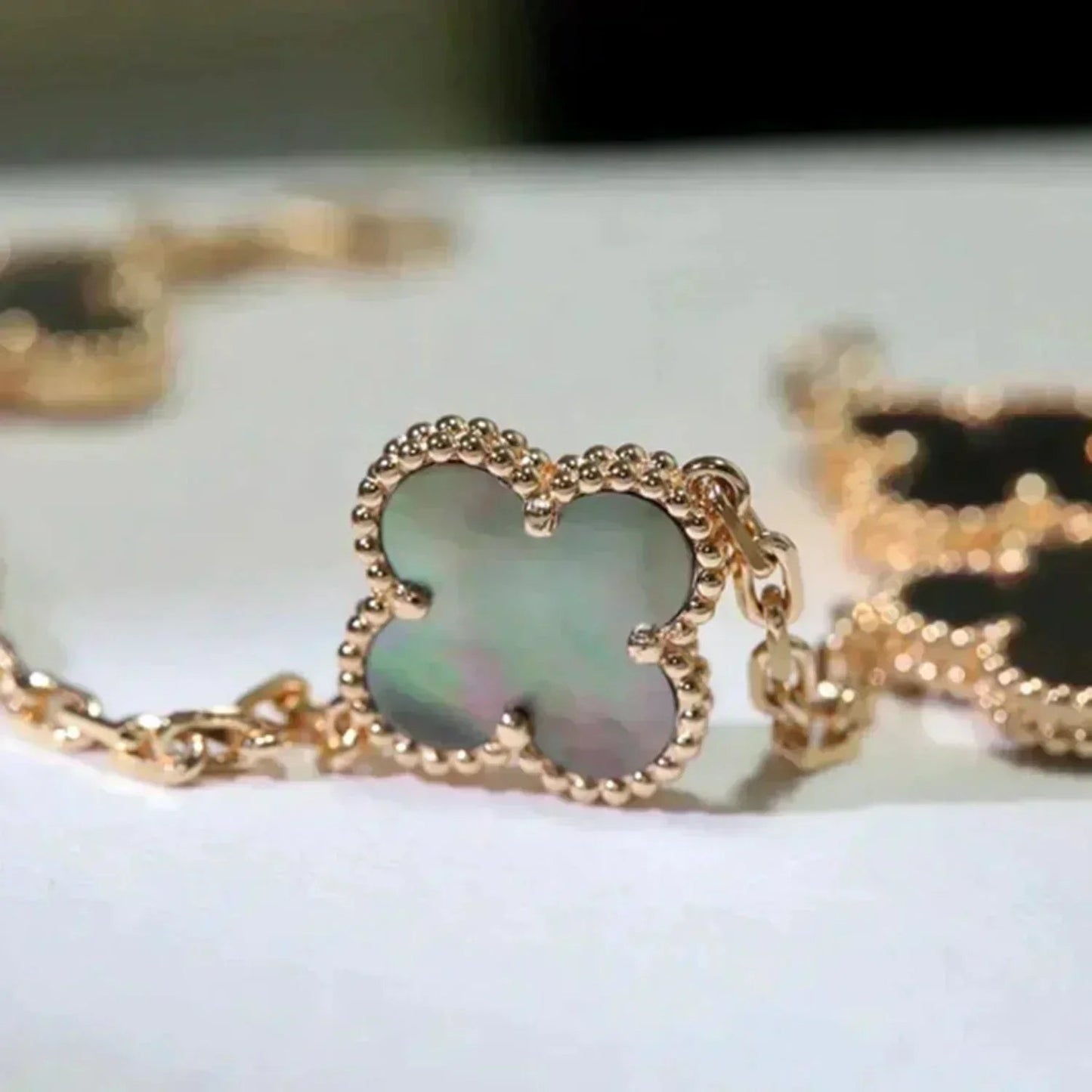 [Favorite]LUCKY CLOVER 5-MOTIF BRACELET - GREY MOTHER-OF-PEARL COLLECTION
