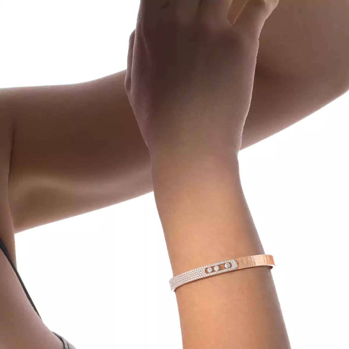 [Favorite]MOVE NOA CISELÉ HALF-PAVÉ DIAMOND BANGLE BRACELET
