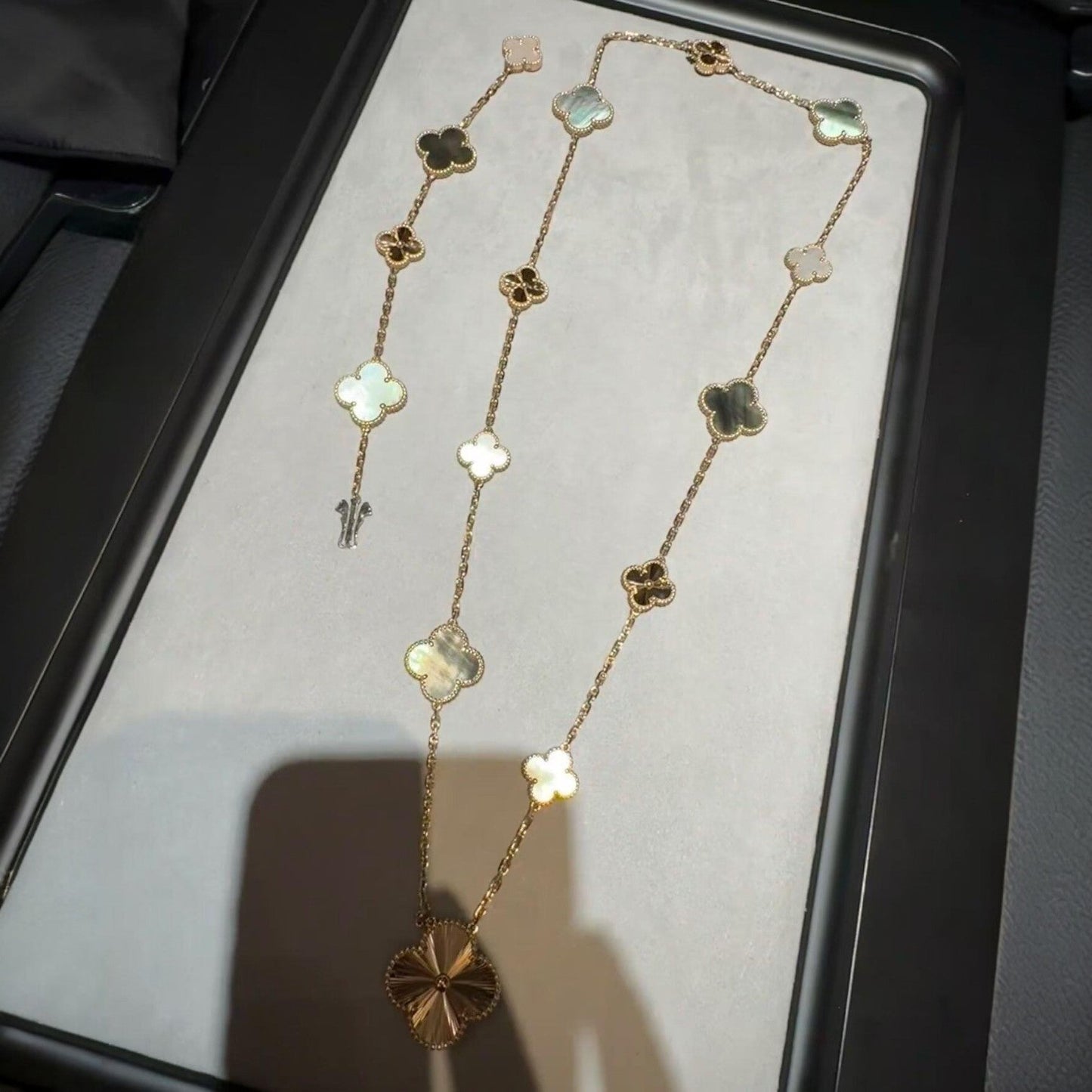 [Favorite]DETACHABLE 15-MOTIF CLOVER STATEMENT SET - GREY MOTHER-OF-PEARL & LASER