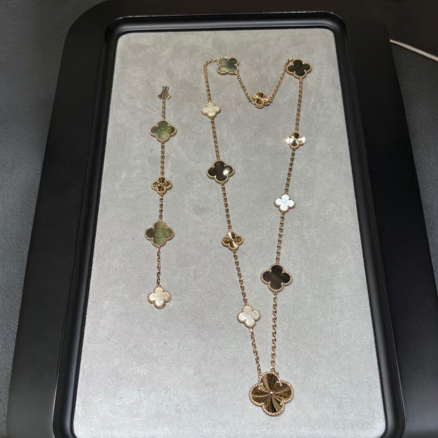 [Favorite]DETACHABLE 15-MOTIF CLOVER STATEMENT SET - GREY MOTHER-OF-PEARL & LASER