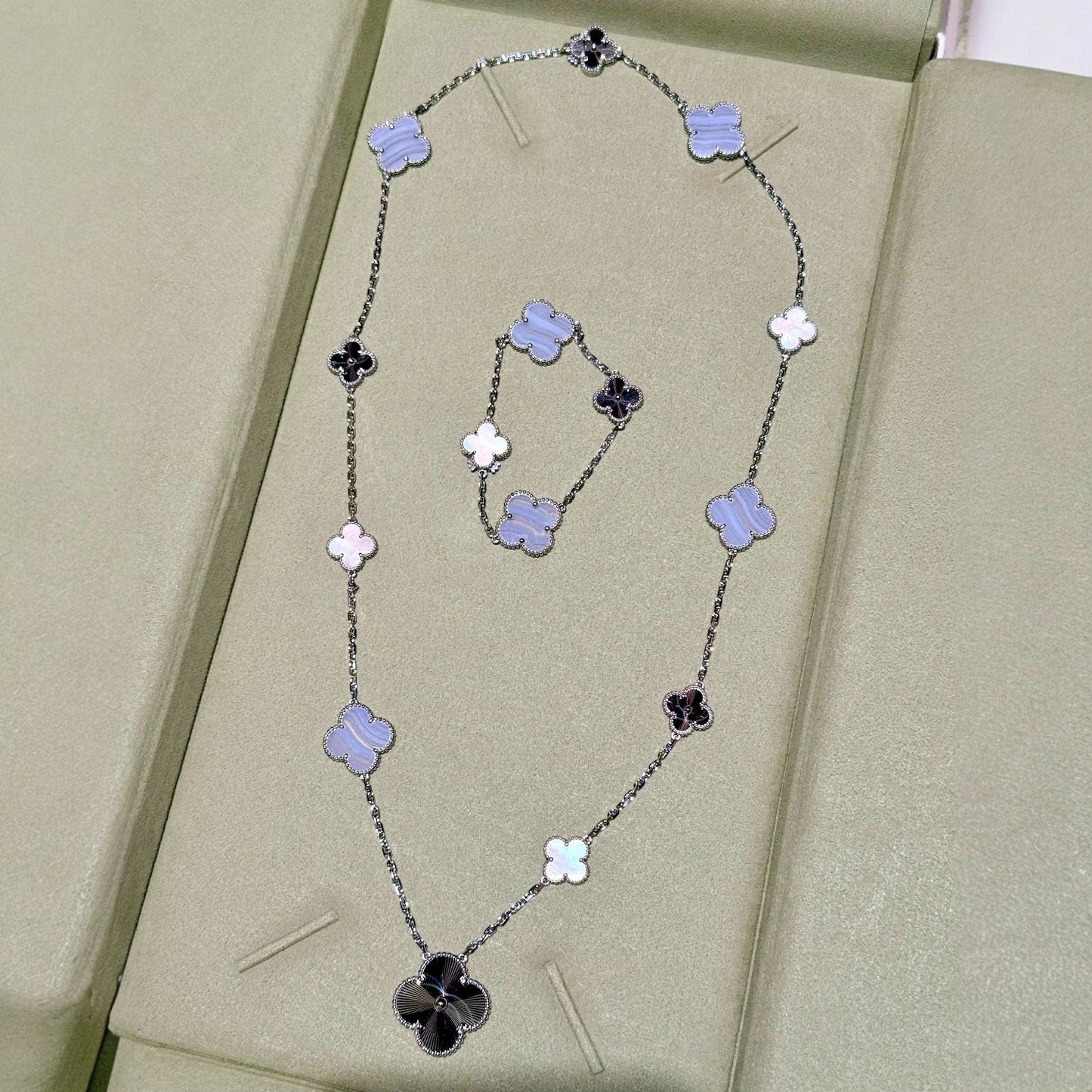 [Favorite]DETACHABLE 15-MOTIF CLOVER STATEMENT SET - PURPLE CHALCEDONY & LASER