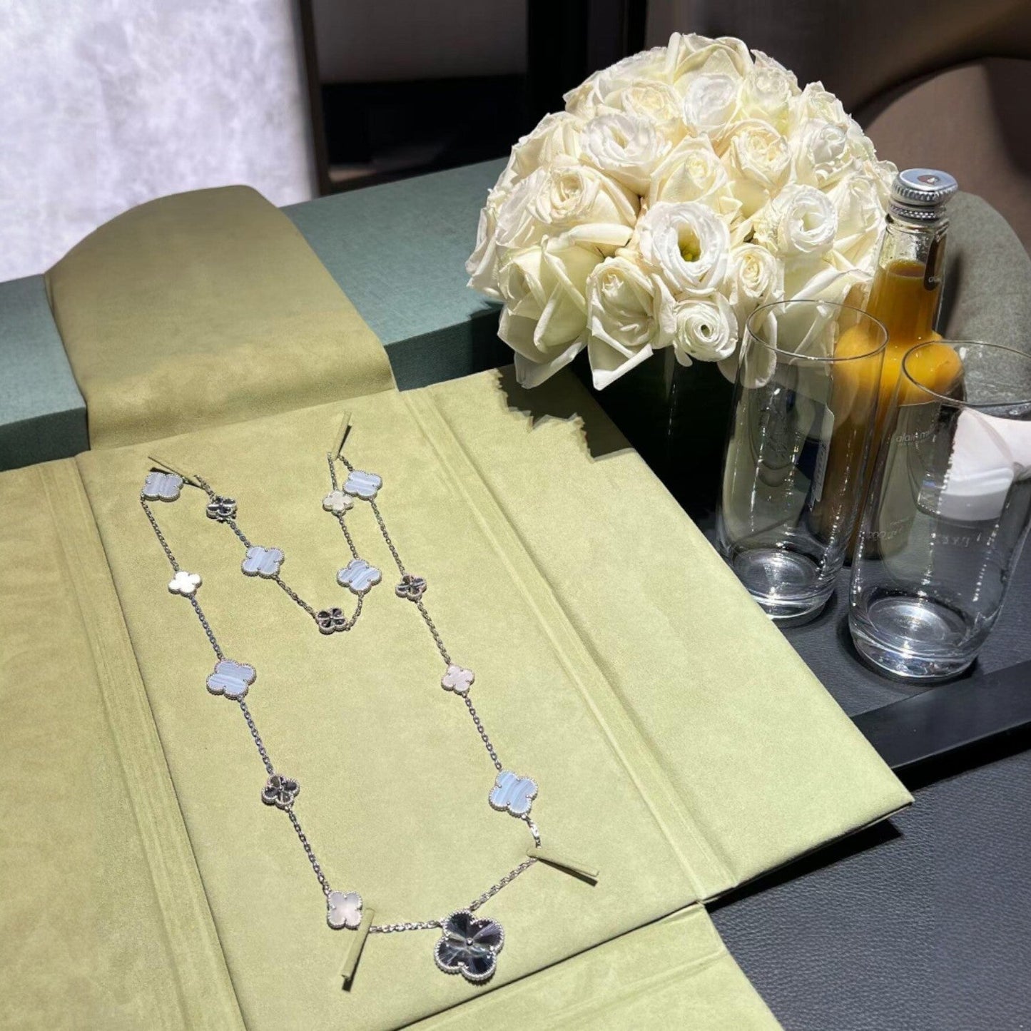 [Favorite]DETACHABLE 15-MOTIF CLOVER STATEMENT SET - PURPLE CHALCEDONY & LASER